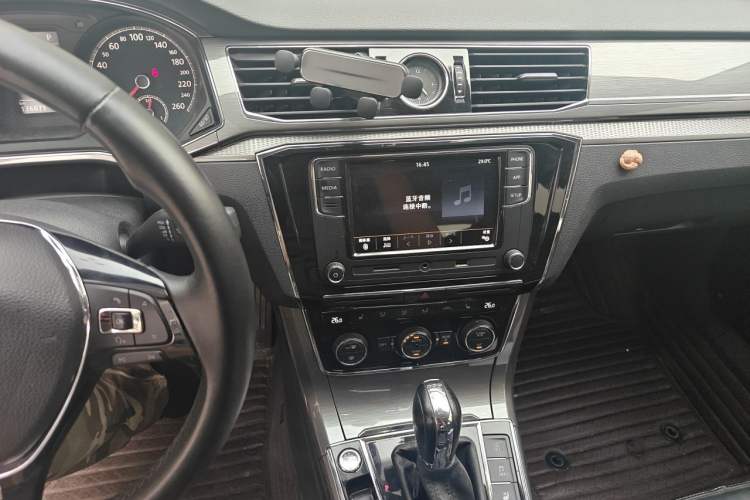 Used Volkswagen Passat 2017 330TSI DSG Luxury Edition Audio And AC Panel