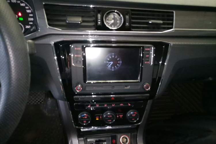 Used Volkswagen Passat 2017 330TSI DSG Luxury Edition Audio And AC Panel