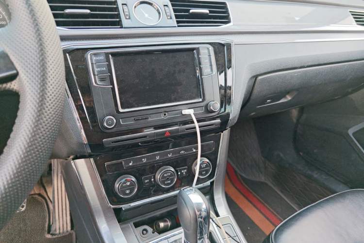 Used Volkswagen Passat 2017 330TSI DSG Luxury Edition Audio And AC Panel