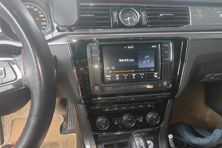 Used Volkswagen Passat 2017 280TSI DSG Luxury Edition Audio And AC Panel