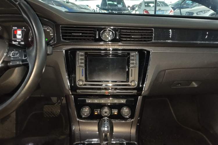 Used Volkswagen Passat 2017 330TSI DSG Prestige Edition Audio And AC Panel