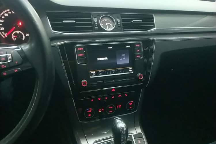 Used Volkswagen Passat 2017 330TSI DSG Luxury Edition Audio And AC Panel