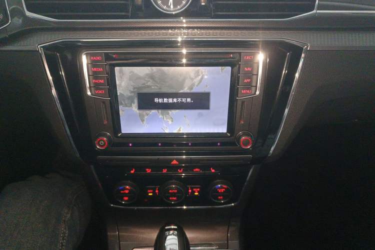 Used Volkswagen Passat 2017 330TSI DSG Prestige Edition Audio And AC Panel