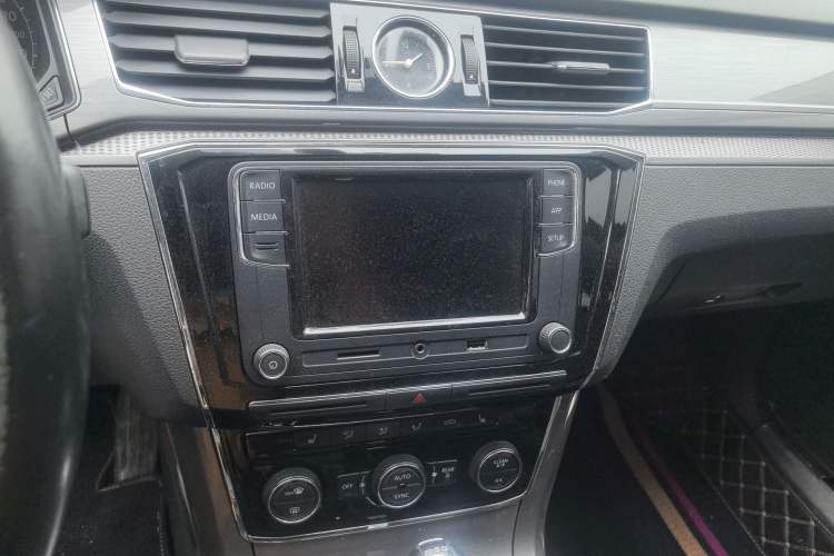 Used Volkswagen Passat 2017 330TSI DSG Luxury Edition Audio And AC Panel