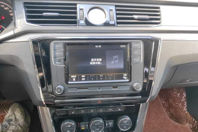 Used Volkswagen Passat 2017 330TSI DSG Luxury Edition Audio And AC Panel