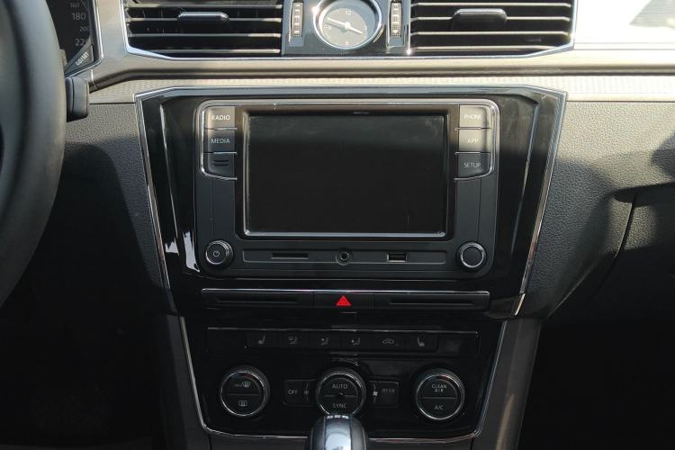 Used Volkswagen Passat 2017 330TSI DSG Luxury Edition Audio And AC Panel