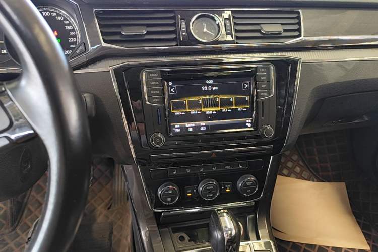 Used Volkswagen Passat 2017 330TSI DSG Prestige Edition Audio And AC Panel
