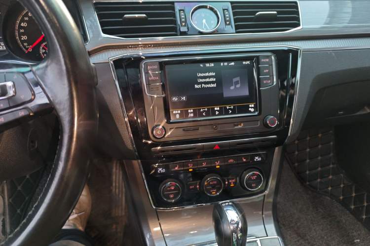 Used Volkswagen Passat 2017 330TSI DSG Luxury Edition Audio And AC Panel
