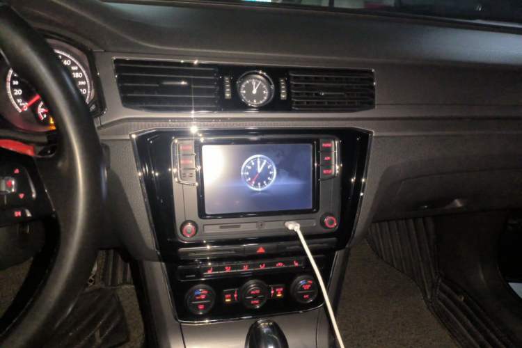 Used Volkswagen Passat 2017 280TSI DSG Luxury Edition Audio And AC Panel