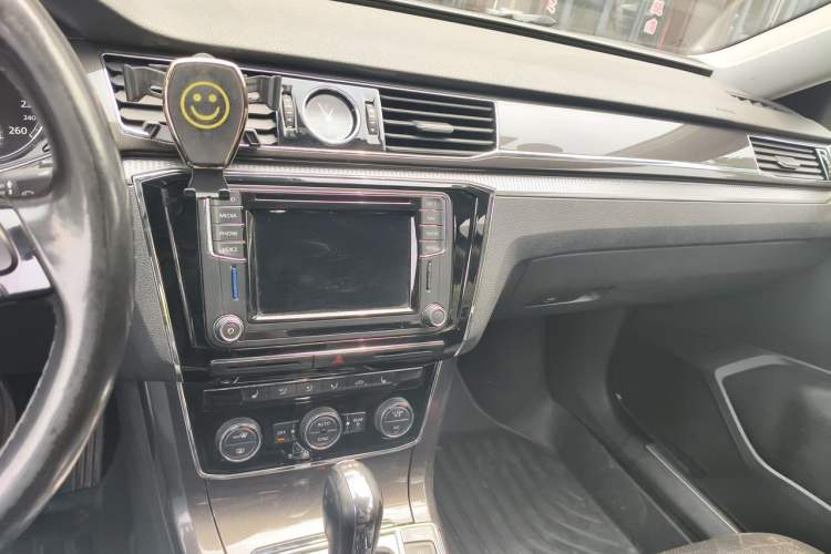 Used Volkswagen Passat 2017 330TSI DSG Luxury Edition Audio And AC Panel