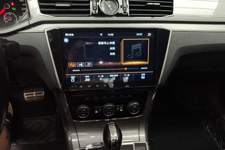 Used Volkswagen Passat 2017 330TSI DSG Luxury Edition Audio And AC Panel