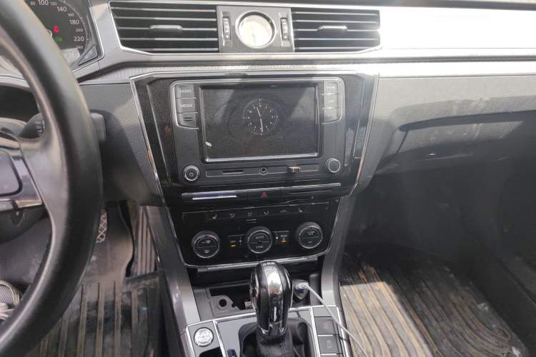 Used Volkswagen Passat 2017 330TSI DSG Luxury Edition Audio And AC Panel