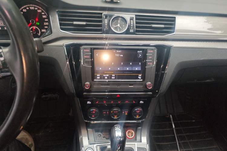 Used Volkswagen Passat 2017 330TSI DSG Luxury Edition Audio And AC Panel