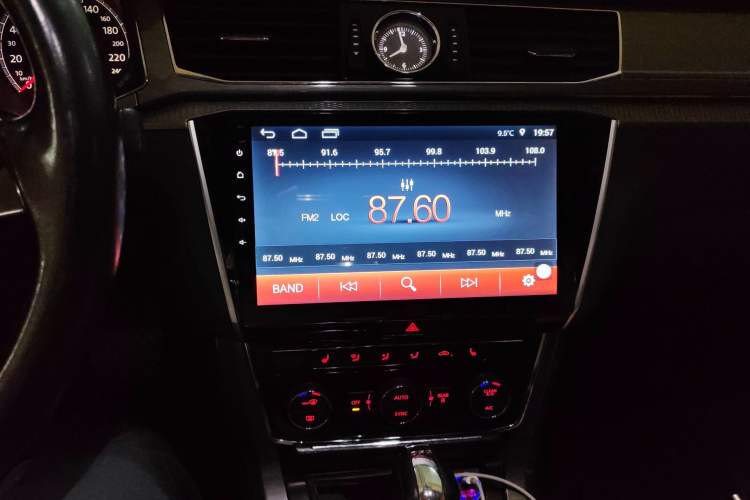 Used Volkswagen Passat 2017 330TSI DSG Luxury Edition Audio And AC Panel