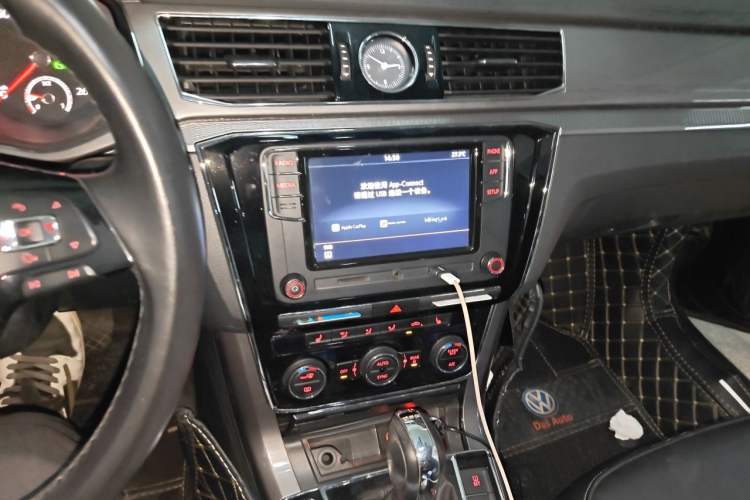 Used Volkswagen Passat 2017 330TSI DSG Luxury Edition Audio And AC Panel