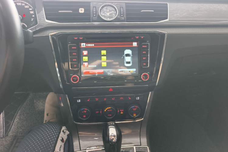 Used Volkswagen Passat 2017 330TSI DSG Luxury Edition Audio And AC Panel