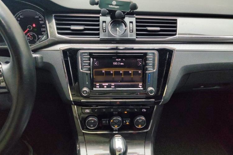 Used Volkswagen Passat 2017 330TSI DSG Prestige Edition Audio And AC Panel