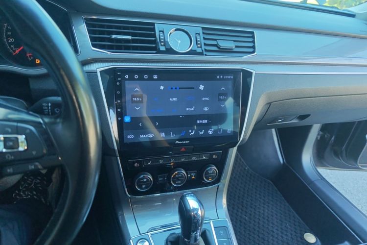 Used Volkswagen Passat 2017 330TSI DSG Luxury Edition Audio And AC Panel