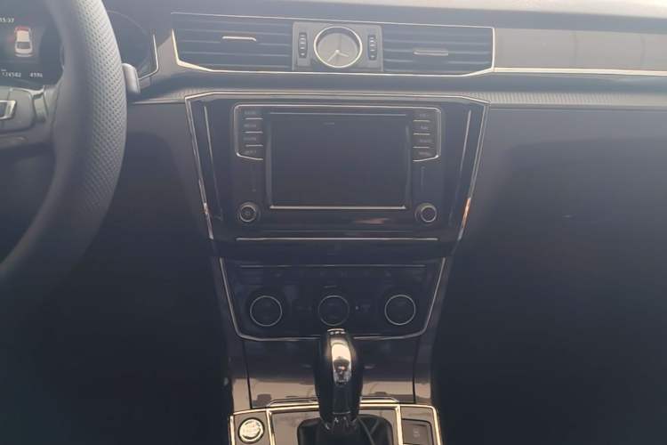 Used Volkswagen Passat 2017 330TSI DSG Prestige Edition Audio And AC Panel
