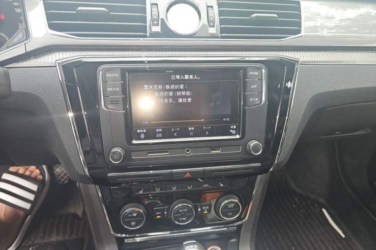 Used Volkswagen Passat 2017 330TSI DSG Luxury Edition Audio And AC Panel