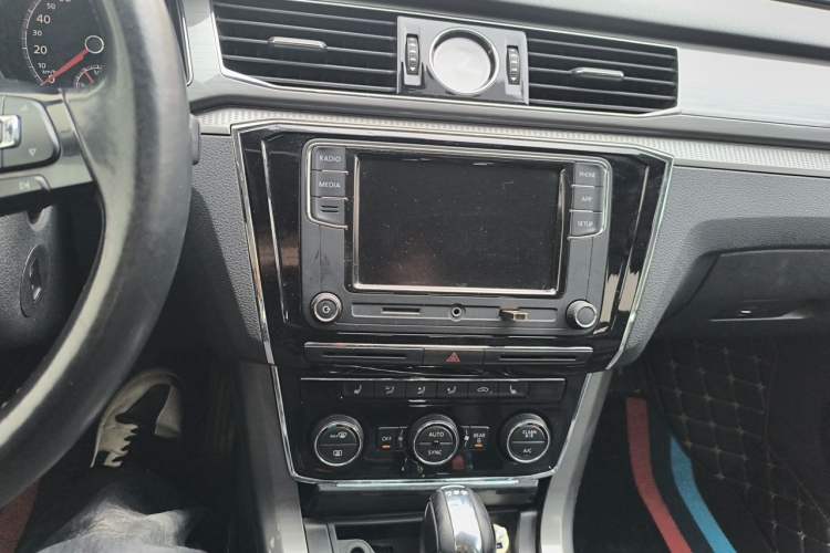 Used Volkswagen Passat 2017 330TSI DSG Luxury Edition Audio And AC Panel