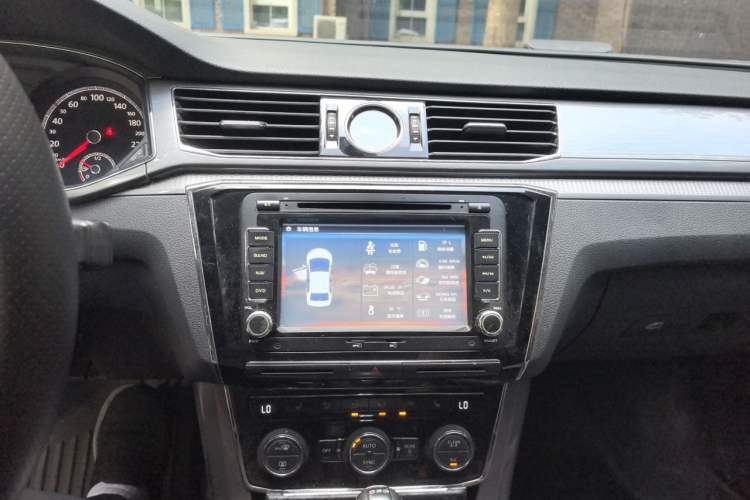 Used Volkswagen Passat 2017 280TSI DSG Luxury Edition Audio And AC Panel