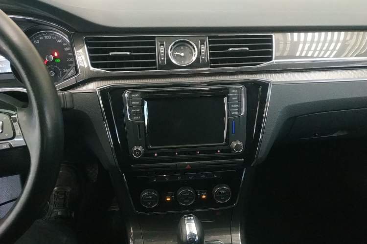 Used Volkswagen Passat 2017 330TSI DSG Prestige Edition Audio And AC Panel