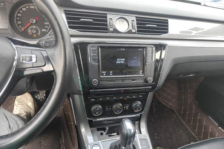 Used Volkswagen Passat 2017 330TSI DSG Luxury Edition Audio And AC Panel