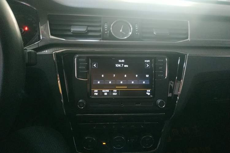 Used Volkswagen Passat 2017 330TSI DSG Luxury Edition Audio And AC Panel