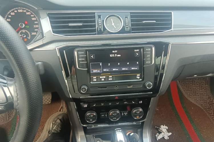 Used Volkswagen Passat 2017 330TSI DSG Luxury Edition Audio And AC Panel