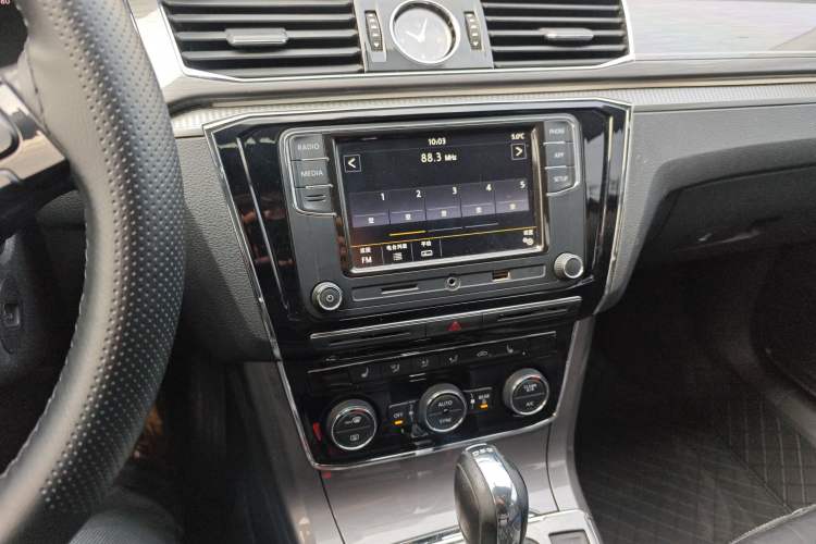 Used Volkswagen Passat 2017 330TSI DSG Luxury Edition Audio And AC Panel