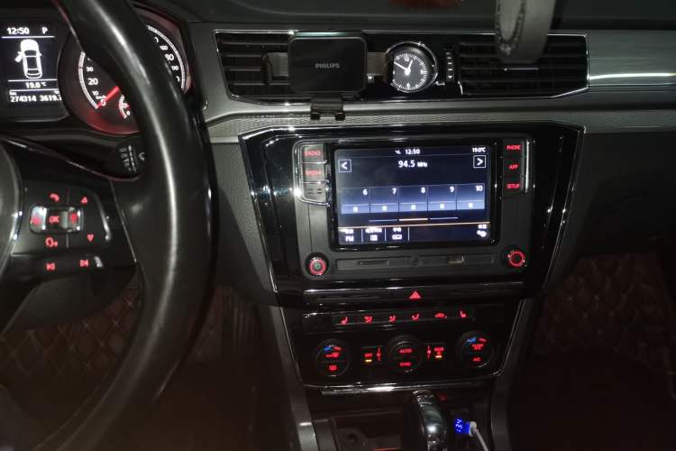 Used Volkswagen Passat 2017 330TSI DSG Luxury Edition Audio And AC Panel