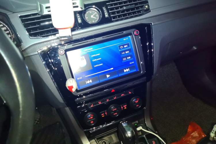 Used Volkswagen Passat 2017 330TSI DSG Luxury Edition Audio And AC Panel