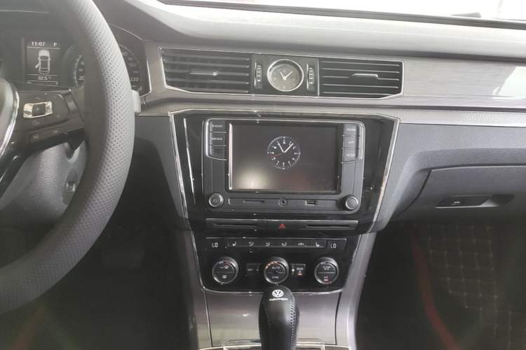 Used Volkswagen Passat 2017 330TSI DSG Luxury Edition Audio And AC Panel