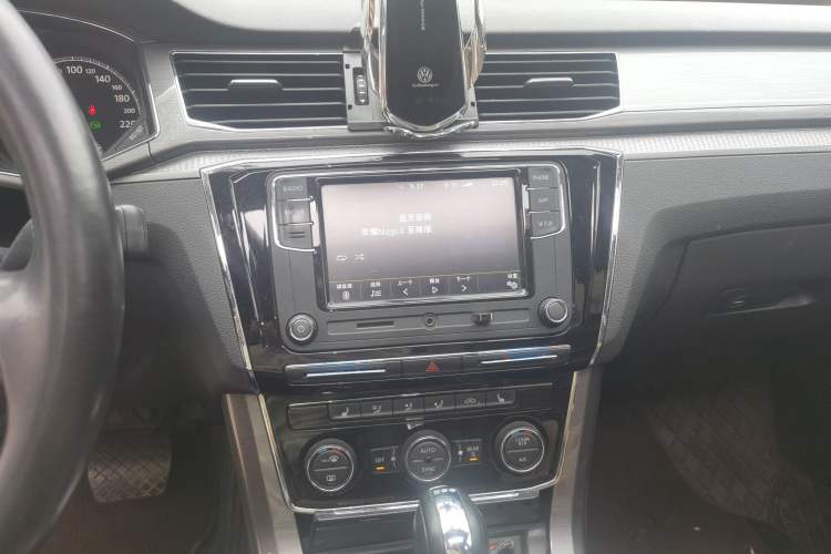 Used Volkswagen Passat 2017 330TSI DSG Luxury Edition Audio And AC Panel
