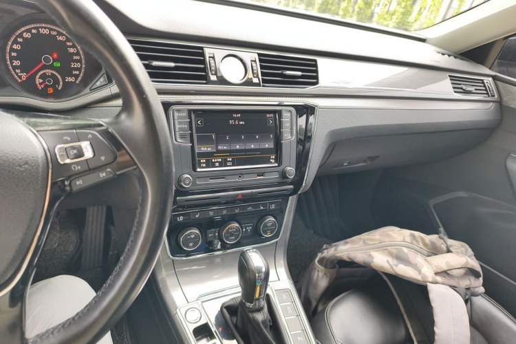 Used Volkswagen Passat 2017 330TSI DSG Luxury Edition Audio And AC Panel