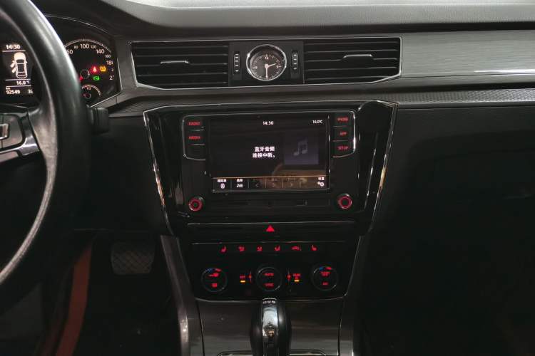 Used Volkswagen Passat 2017 330TSI DSG Luxury Edition Audio And AC Panel