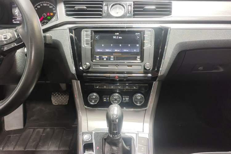 Used Volkswagen Passat 2017 330TSI DSG Luxury Edition Audio And AC Panel