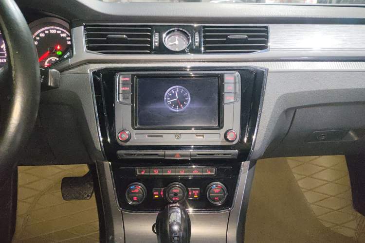 Used Volkswagen Passat 2017 330TSI DSG Luxury Edition Audio And AC Panel