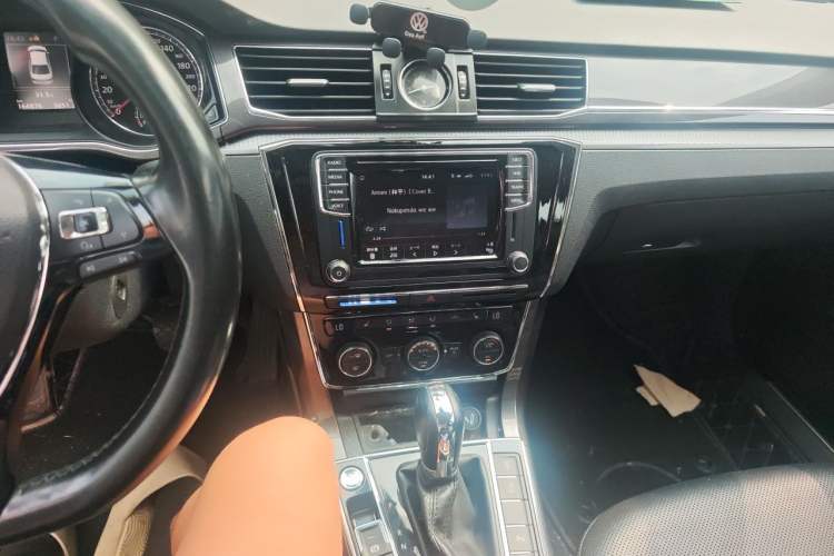 Used Volkswagen Passat 2017 330TSI DSG Luxury Edition Audio And AC Panel