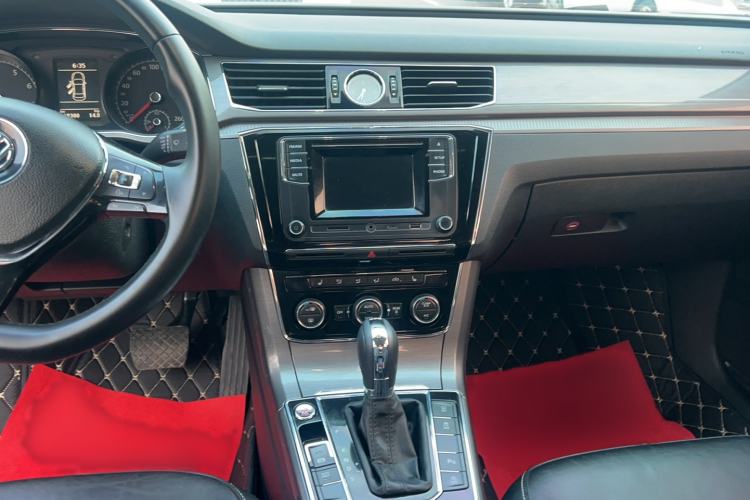 Used Volkswagen Passat 2017 330TSI DSG Luxury Edition Audio And AC Panel