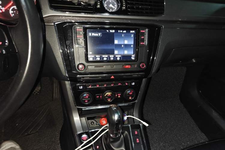 Used Volkswagen Passat 2017 330TSI DSG Luxury Edition Audio And AC Panel