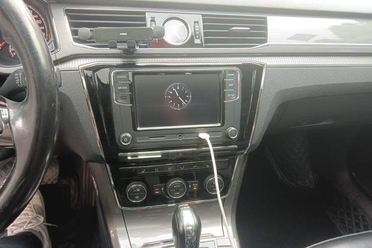 Used Volkswagen Passat 2017 330TSI DSG Luxury Edition Audio And AC Panel