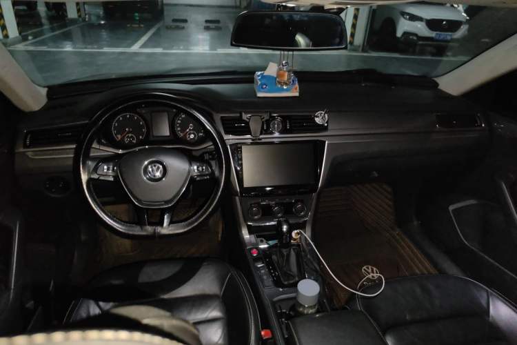 Used Volkswagen Passat 2017 280TSI DSG Luxury Edition Center Console