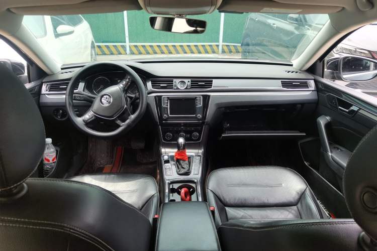 Used Volkswagen Passat 2017 330TSI DSG Prestige Edition Center Console
