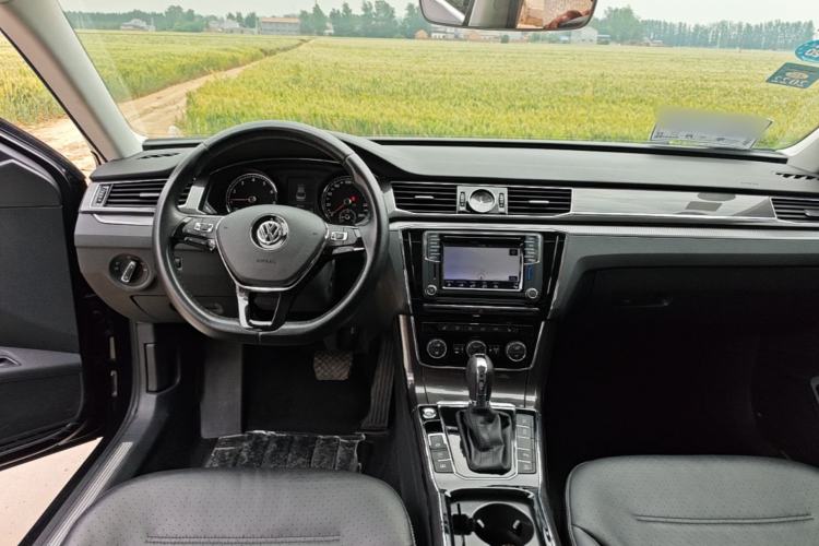 Used Volkswagen Passat 2017 330TSI DSG Prestige Edition Center Console