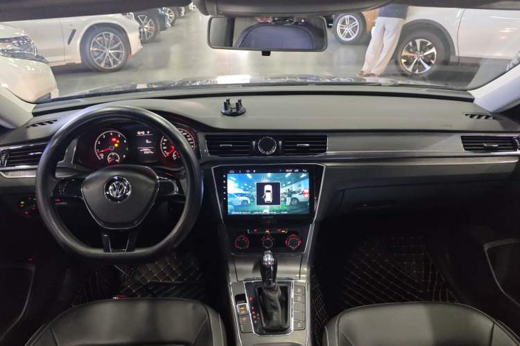 Used Volkswagen Passat 2017 280TSI DSG Luxury Edition Center Console