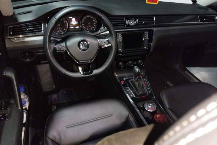 Used Volkswagen Passat 2017 330TSI DSG Prestige Edition Center Console