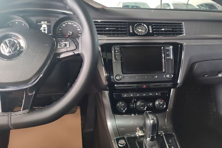 Used Volkswagen Passat 2017 330TSI DSG Luxury Edition Center Console