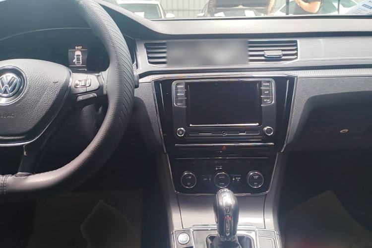 Used Volkswagen Passat 2017 330TSI DSG Luxury Edition Center Console